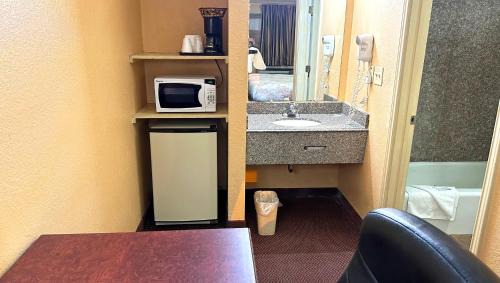 Fairfield Hotel | Apollo Lodge and RV Park