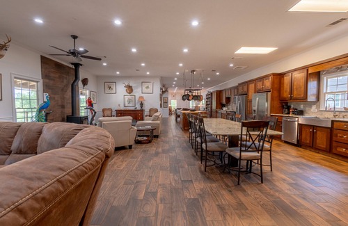 Louvale Villa | Apollo's Villa - Peaceful Country Retreat - 12 Bedrooms - 10.5 Baths - Lake View