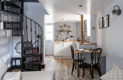 Wedmore Cottage | Apothecary Cottage - a cottage that sleeps 2 guests in 1 bedroom