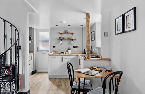 Wedmore Cottage | Apothecary Cottage - a cottage that sleeps 2 guests in 1 bedroom