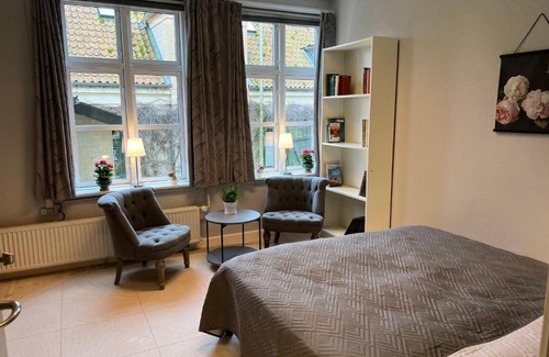 Stege Bed & Breakfast | Apothekergaarden Stege stuen mod gårdhaven