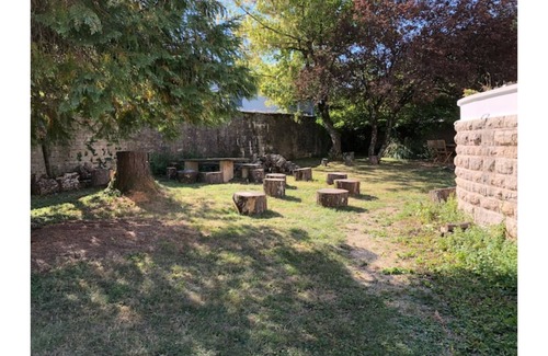 Lons-le-Saunier Apartment | App* 2/4 people "Pop" 🌈 ☀️ Air-conditioned with garden