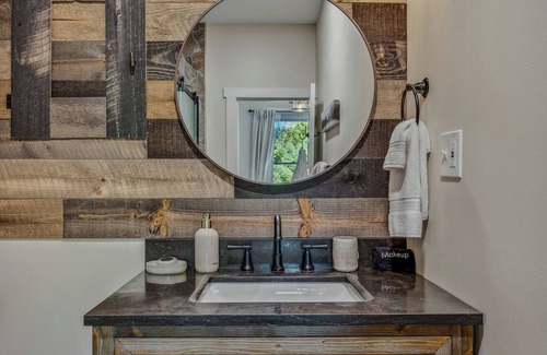 Berkeley Springs Bed & Breakfast | Appalachian Suite In Town!- The Grand Castalian Inn B&B