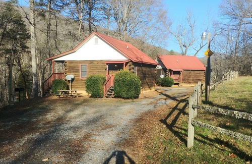 Cherokee Cabin | Appaloosa One is Minutes away from Downtown Cherokee & Harrah's Casino.