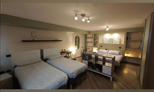 Albate Apartment | Appartamento Aleph with private parking, next train station