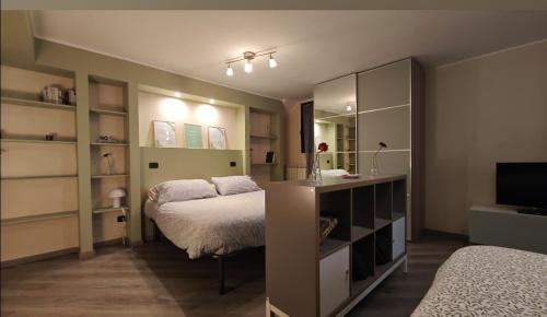 Albate Apartment | Appartamento Aleph with private parking, next train station
