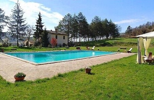 Montone House | Appartamento Aria D: A graceful apartment surrounded by meadows and by green hills, with Free WI-FI.
