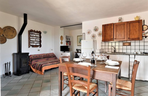 Torre di Bari Apartment | Appartamento Family in Villa Belvedere close to the Beach with Mountain View, Terrace & Garden