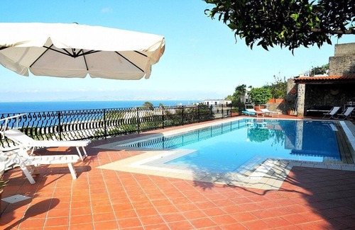 Lacco Ameno House | Appartamento Lindora B: A graceful apartment situated in a quiet location, a few minutes from the town center, with Free WI-FI.