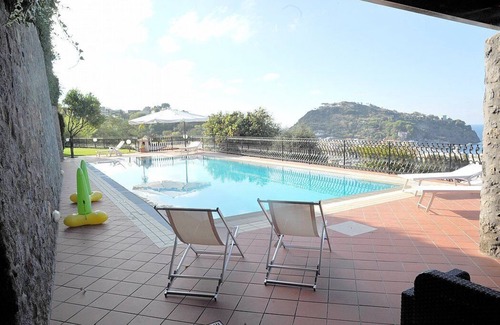 Lacco Ameno House | Appartamento Lindora B: A graceful apartment situated in a quiet location, a few minutes from the town center, with Free WI-FI.