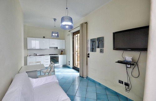 Acciaroli House | Appartamento Torre Caleo F: A charming apartment located right on the beach, with Free WI-FI.