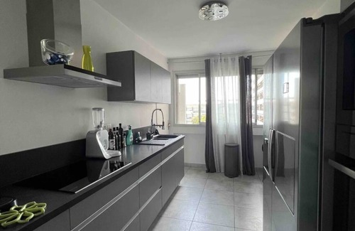 Sainte-Anne Apartment | Appartement 130m2 de Standing, 5min Plage/stade, Parking Gratuit