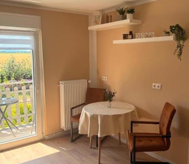 Thiede Apartment | Appartement 2a - Gemütliche Wohnung mit Küchenzeile, Bad und Balkon