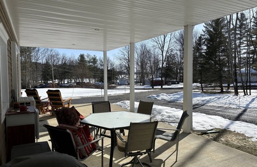 Cedarville Apartment | Appartement 3 1/2 au Bord du Lac Memphrémagog - Ogden Descente à Bateau