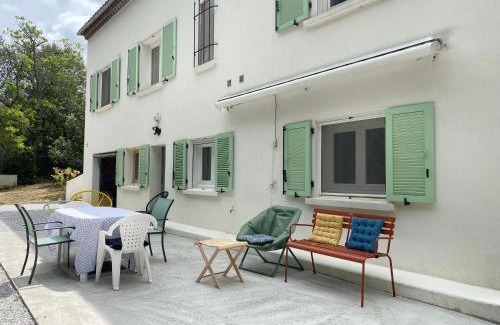 Ladern-sur-Lauquet Apartment | Appartement avec accès privé à la rivière