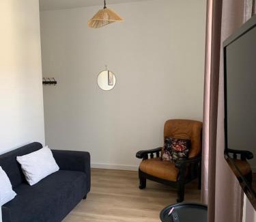 Loures-Barousse Apartment | Appartement avec jardin partagé