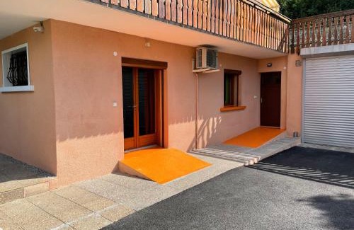 Voglans Apartment | appartement avec Jacuzzi hammam sauna privatisé au rez de chaussée ds maison à Voglans à 2 kilomètres du lac du bourget en Savoie entre Chambéry et Aix les Bains cure thermale