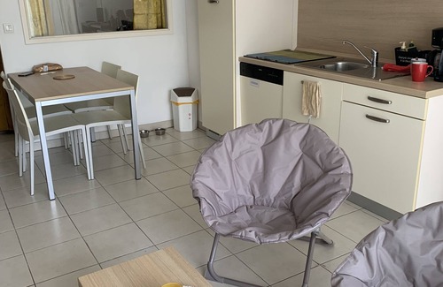 Azille Apartment | Appartement Avec Piscine au Bord du Canal du Midi et à 5mn du lac de Jouarres