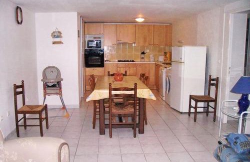 Breuillet Apartment | Appartement charmant à Breuillet avec jardin spacieux