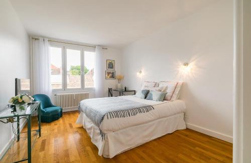 Faubourg Sud Apartment | Appartement Climatisé 7mn Centre Ville 95M2 4 Adultes Bébé Garage Sous sol Arrivée Autonome