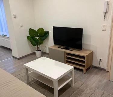 Vorst Apartment | Appartement confortable avec garage premier étage sans terrasse