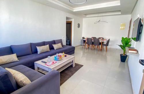 Anza Apartment | Appartement de Luxe Vue Mer Avec Climatisation ! à 5 minutes à pied de la Plage ! à environ 6 minutes en voiture du centre d'Agadir et à 10 minutes en voiture de Taghazout !