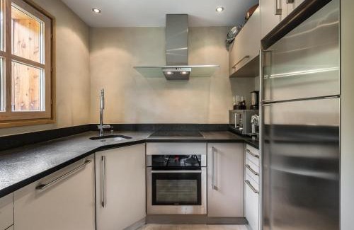 Val-d'Isere Apartment | Appartement Duplex Moderne, Skis aux Pieds, Centre de Val-d'Isère - FR-1-567-56