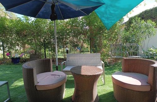 Decines-Charpieu House | Appartement entier Cozy Rdj Parking gratuit, proche tramway, stade OL, ARENA, Eurexpo, Aéroport StExupéry, Gare TGV Lyon Partdieu