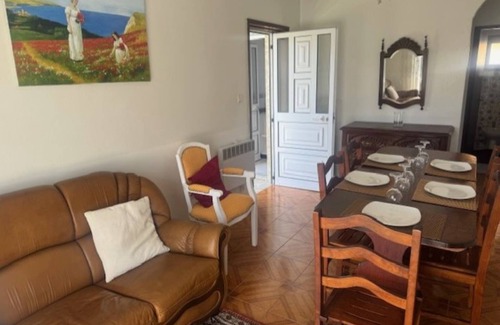 Medelo Apartment | Appartement F3 AU RDC Avec Jardin Cloture ET Fleurie