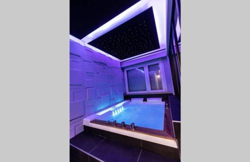Plantieres Queuleu Apartment | Appartement-jacuzzi/love room à 800m du centre