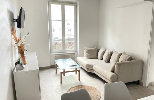 Le Bourget Apartment | Appartement Lumineux 3 Pièces au Pied de la Gare RER du Bourget