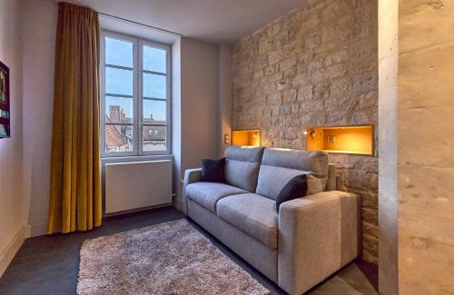 Nevers Apartment | Appartement Montagnon - Les Suites du Palais - Classé 4 étoiles, parking privé, vue cathédrale, 3 chambres, PRIMO C0NCIERGERIE