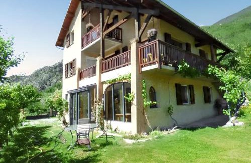 Saint-Crepin Apartment | Appartement paisible à Saint-Crepin avec vue sur la montagne