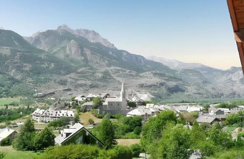 Saint-Crepin Apartment | Appartement paisible à Saint-Crepin avec vue sur la montagne