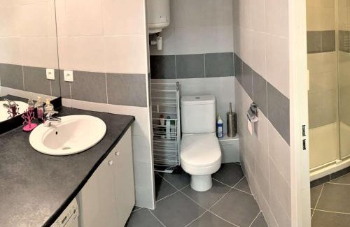 Perros-Guirec Apartment | Appartement rénové, bien équipé à 500m de la plage de Trestrignel et du centre-ville de Perros-Guirec - FR-1-368-241