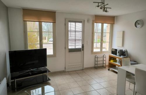 Neuilly-l'Eveque Apartment | Appartement rez-de-chaussée calme