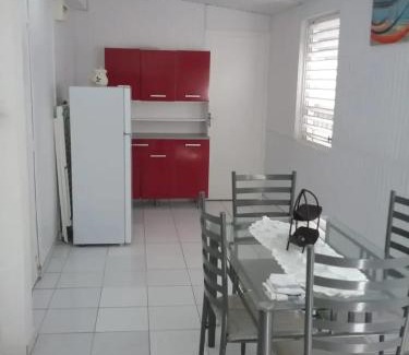 Sainte-Anne Apartment | Appartement spacieux à Sainte-Anne avec piscine partagée.