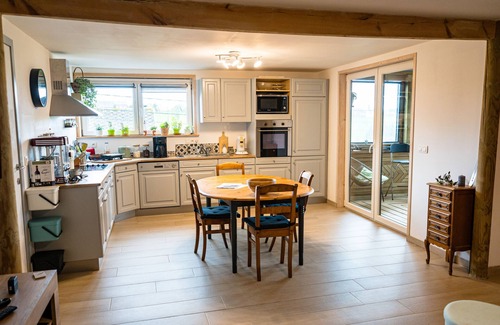 Froidchapelle Apartment | Appartement Tout Confort Avec Terrasse Couverte. Calme et Détente