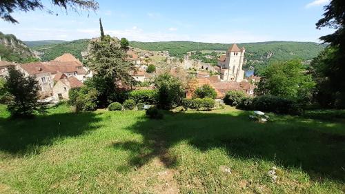 Saint-Cirq-Lapopie House | Appartements - Charme, jardin et vue imprenable en plein coeur de St-Cirq