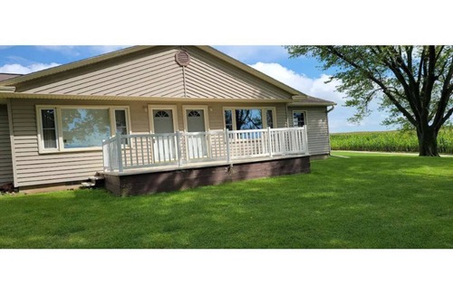 Eldorado House | Apple Corners Quiet Country Guesthouse - 15 min drive from Decorah.