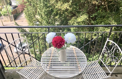 Cowley Apartment | Apple Perch 2BR Flat-Free Parking