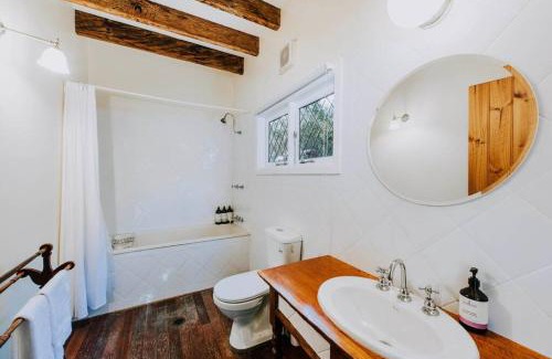 Budgee Budgee House | Apple Tree Cottage - An Idyllic Country Reset