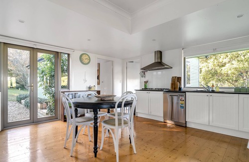Robertson Cottage | Applegarth Cottage - Cozy Little Slice of Robertson w/Fascinating History