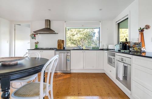 Robertson Cottage | Applegarth Cottage - Cozy Little Slice of Robertson w/Fascinating History