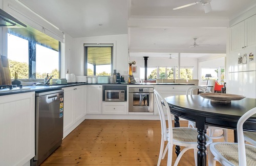 Robertson Cottage | Applegarth Cottage - Cozy Little Slice of Robertson w/Fascinating History