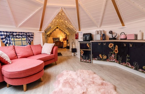 Dolphin Cottage | APPLEJACKS ORCHARD, pet friendly, with hot tub in Holywell