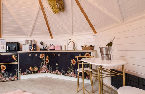 Dolphin Cottage | APPLEJACKS ORCHARD, pet friendly, with hot tub in Holywell