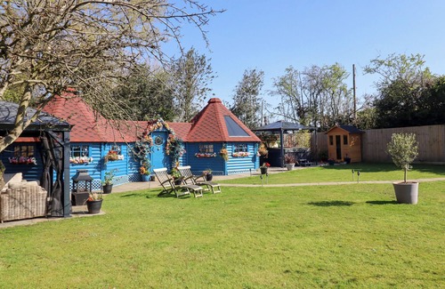 Dolphin Cottage | APPLEJACKS ORCHARD, pet friendly, with hot tub in Holywell