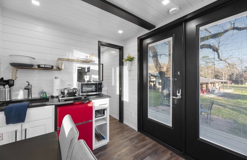 Willis House | Applewood: 2 mins to Lake Conroe! Rooftop deck, Heated Pool, Fire Pit