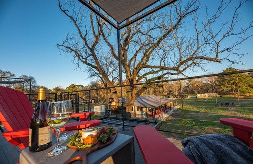 Willis House | Applewood: 2 mins to Lake Conroe! Rooftop deck, Heated Pool, Fire Pit